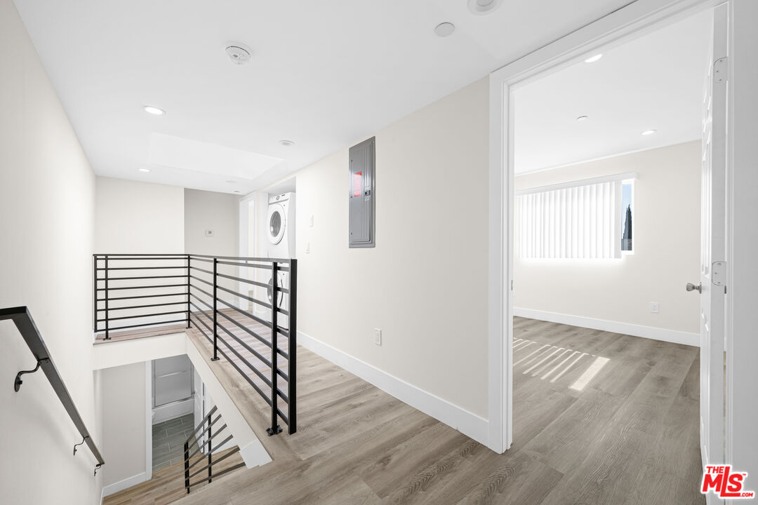636 W 76th St