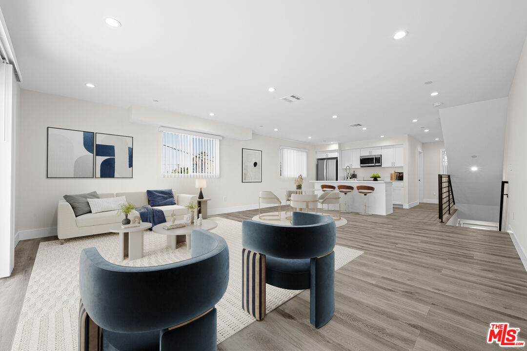 636 W 76th St