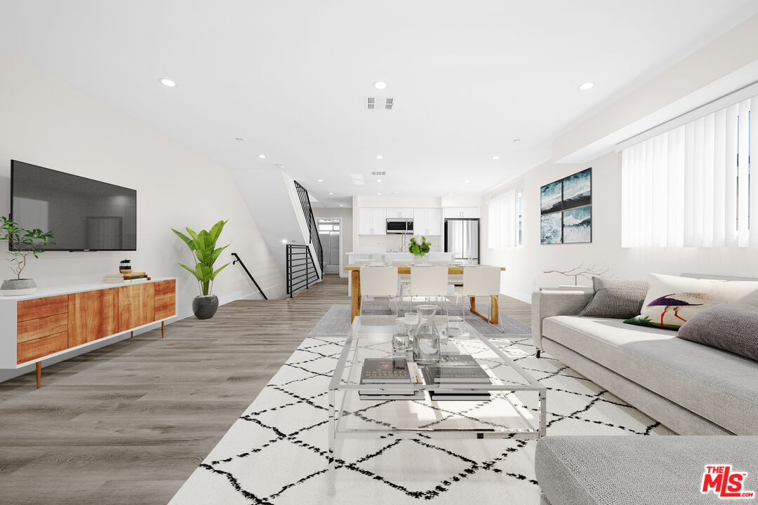 636 W 76th St