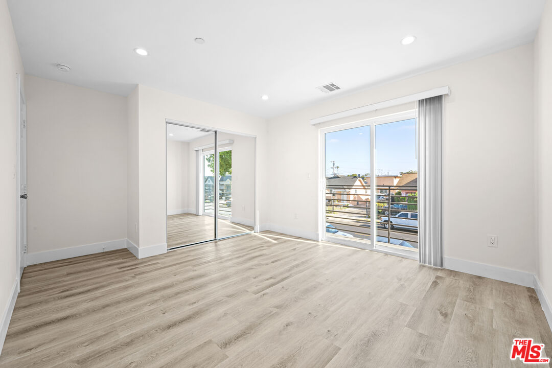 636 W 76th St