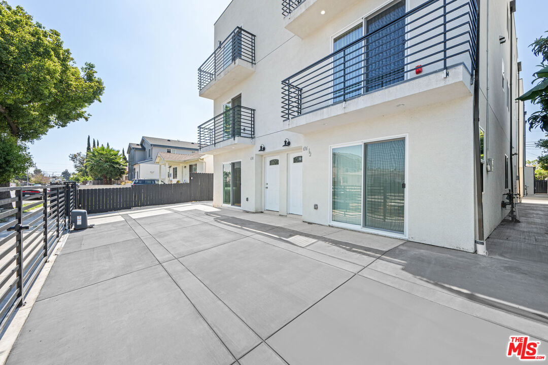 636 W 76th St