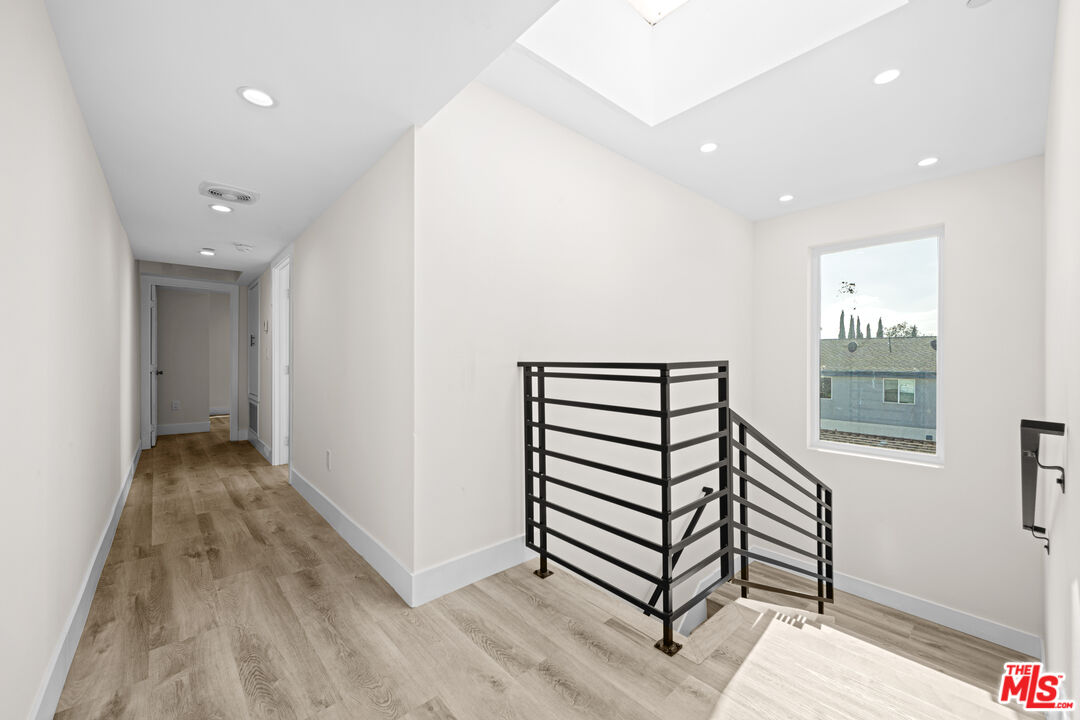 636 W 76th St