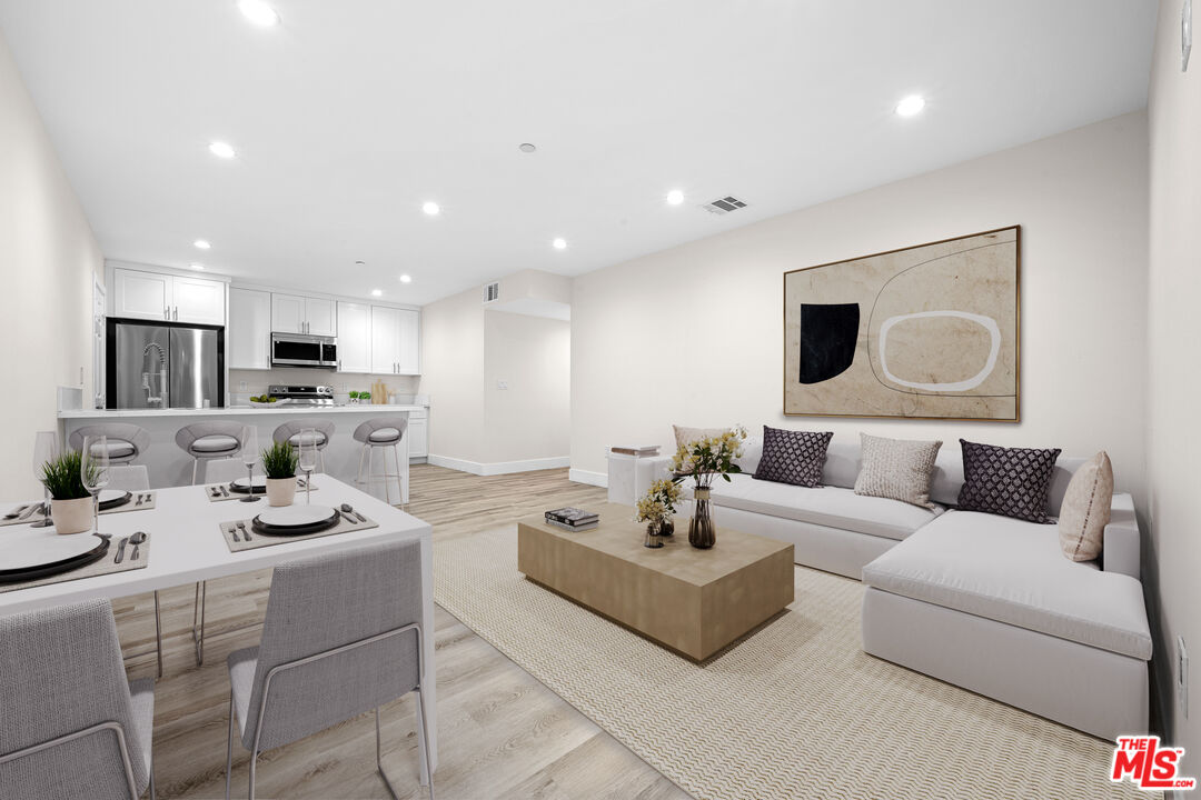 636 W 76th St