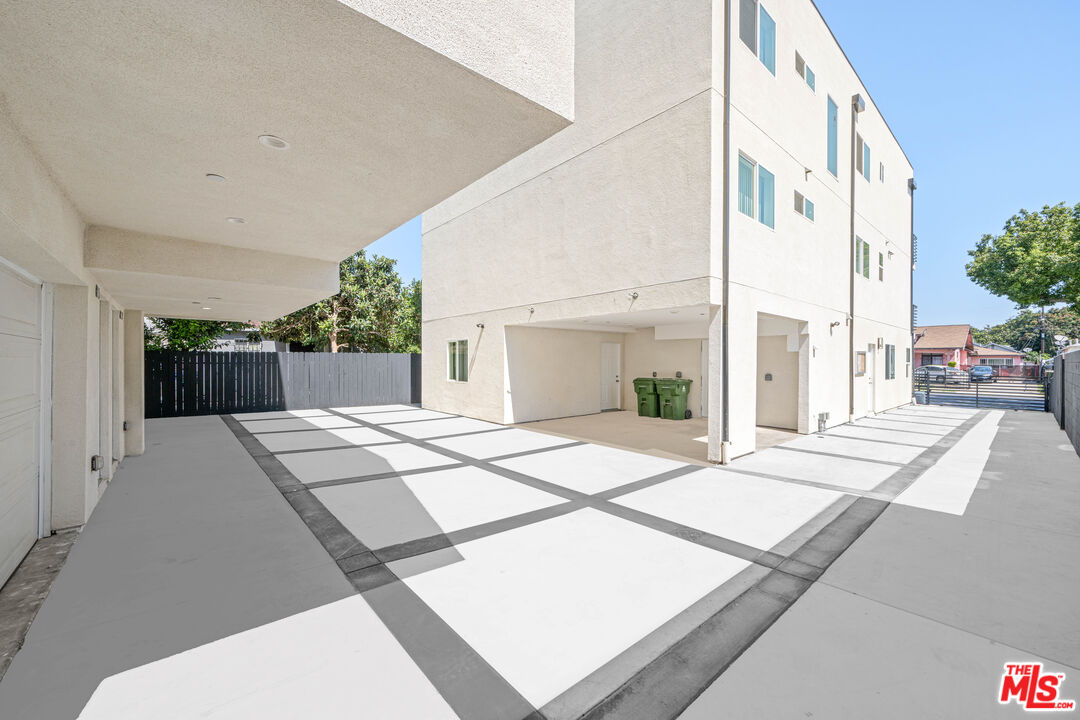 636 W 76th St