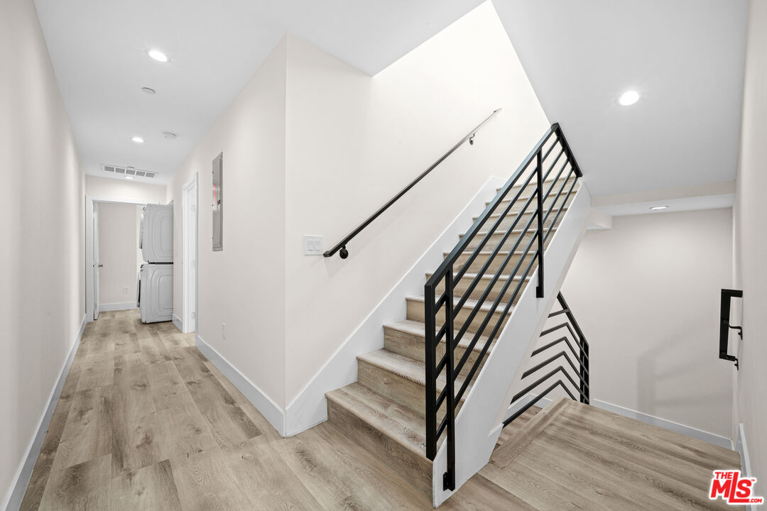 636 W 76th St