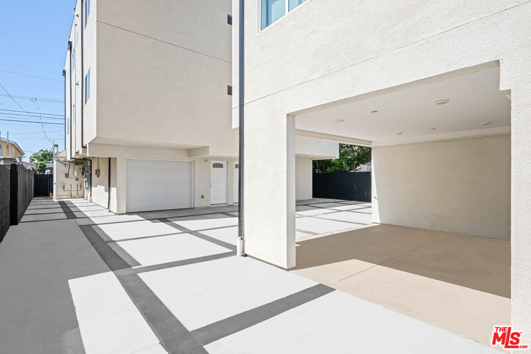 636 W 76th St
