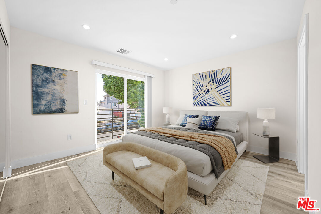 636 W 76th St