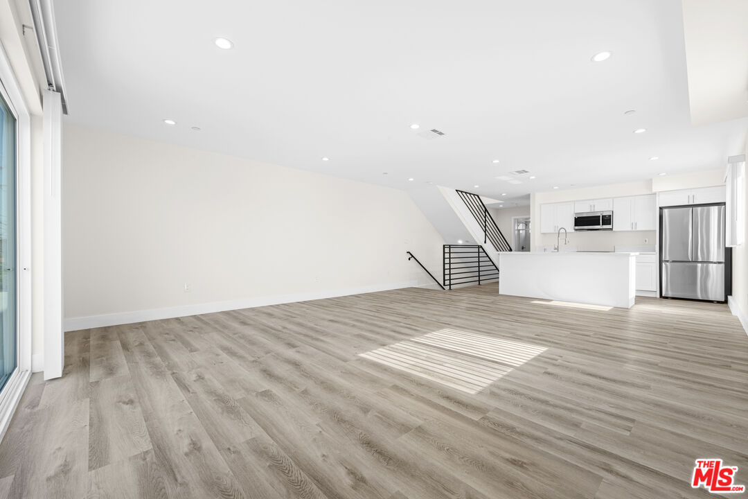 636 W 76th St