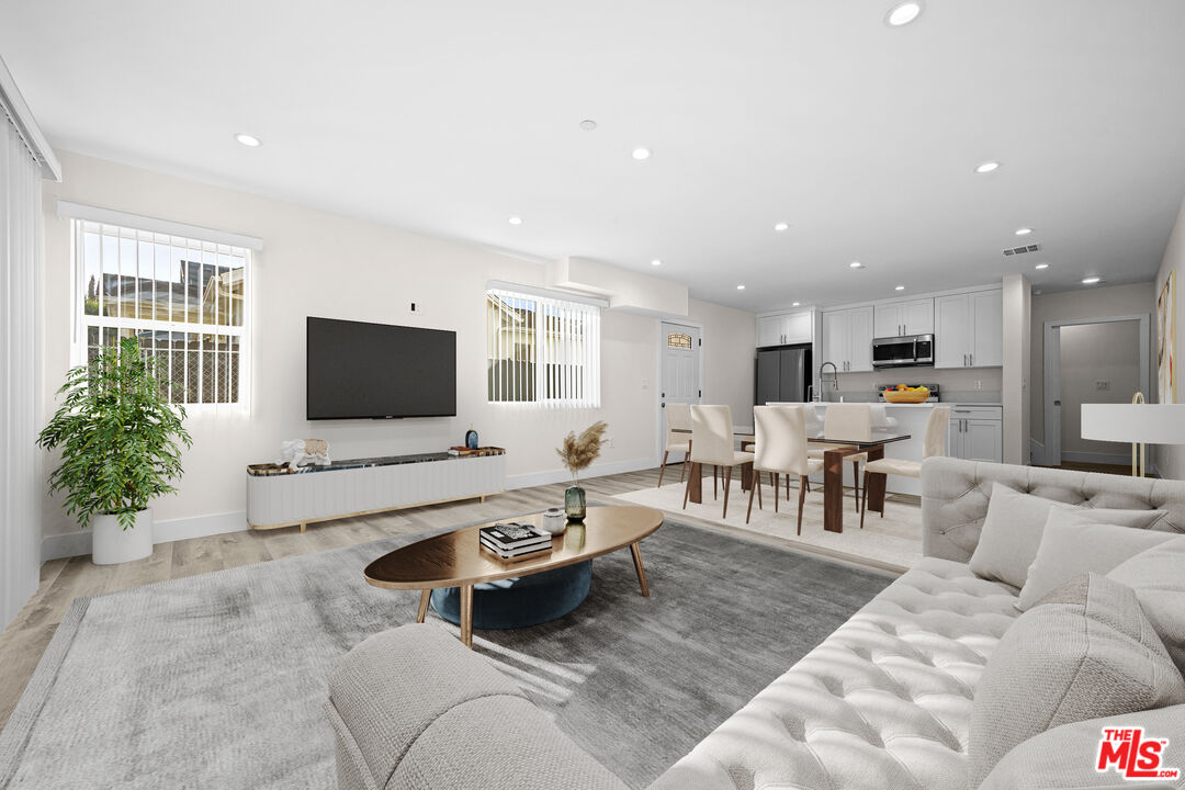 636 W 76th St