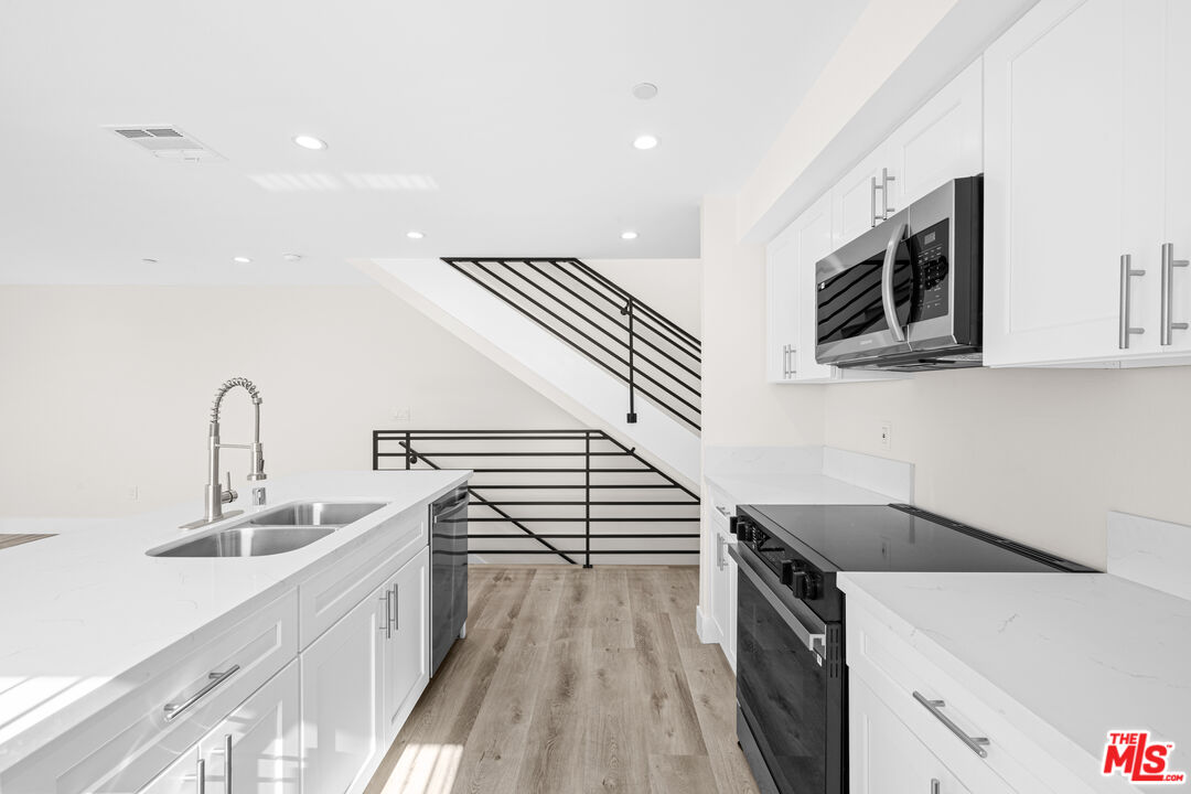 636 W 76th St