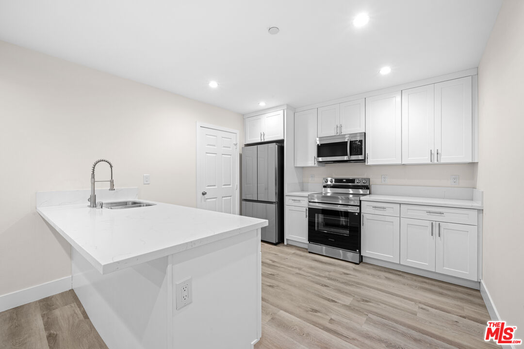 636 W 76th St