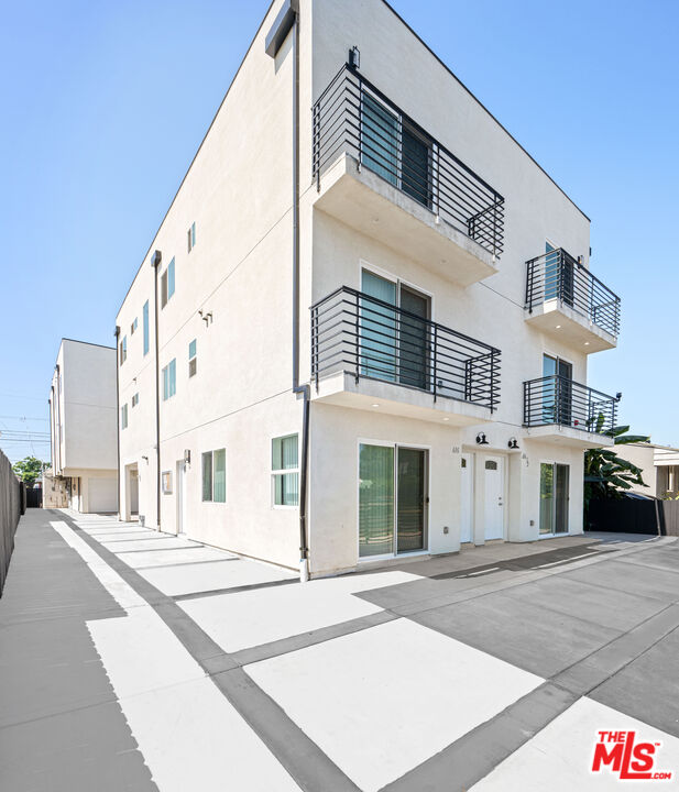 636 W 76th St