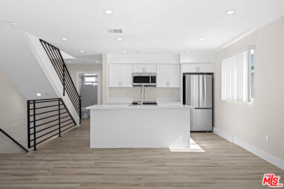 636 W 76th St