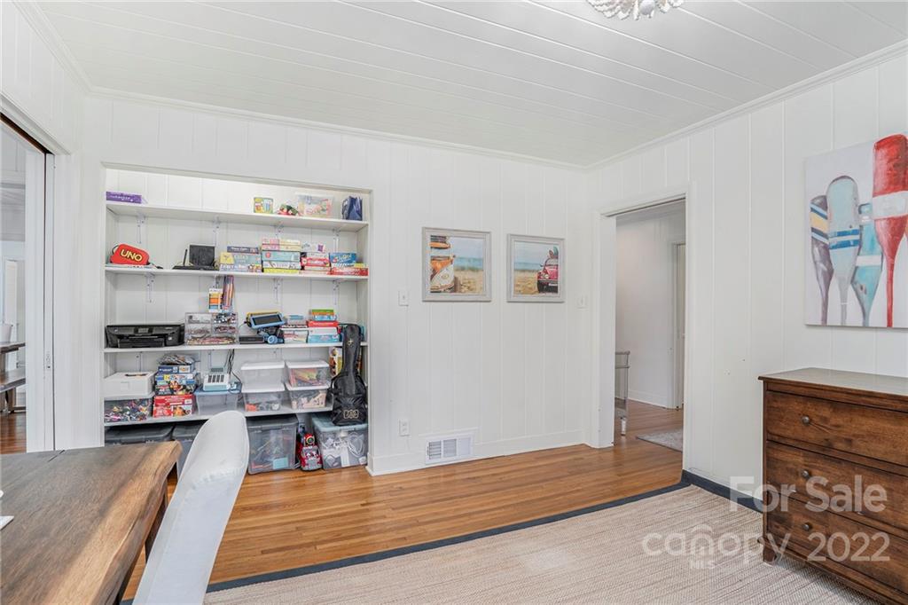 229 N Canterbury Road