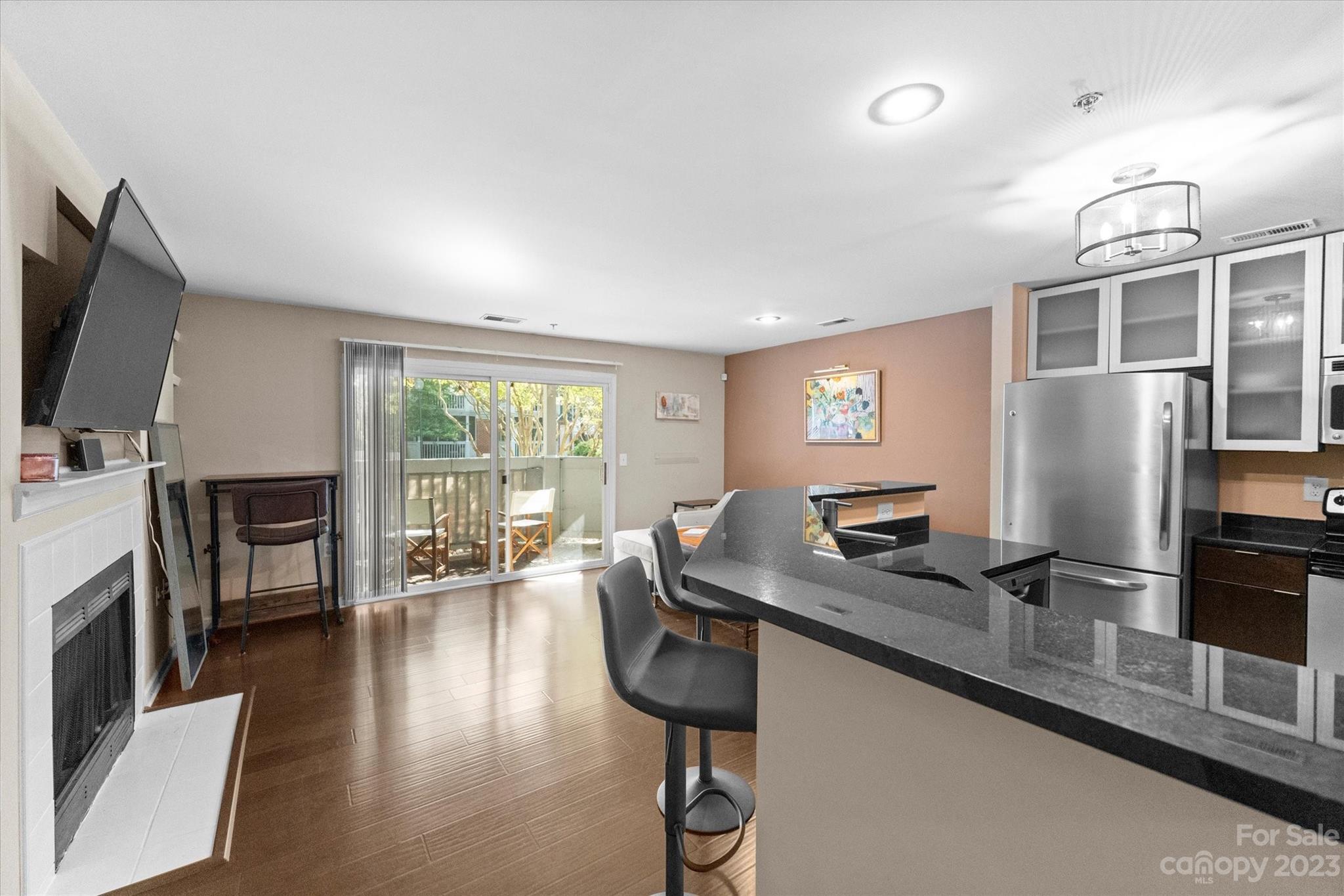 525 Graham Street Unit: 1F