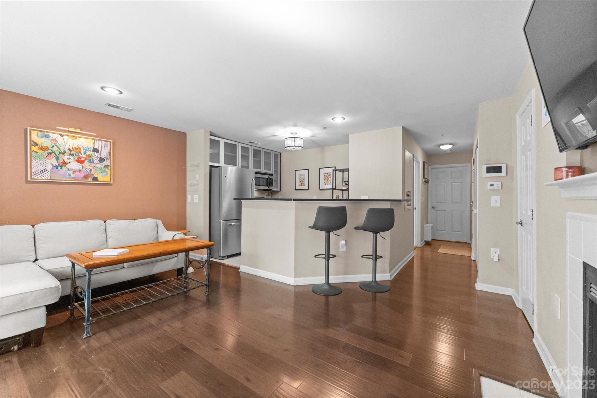 525 Graham Street Unit: 1F