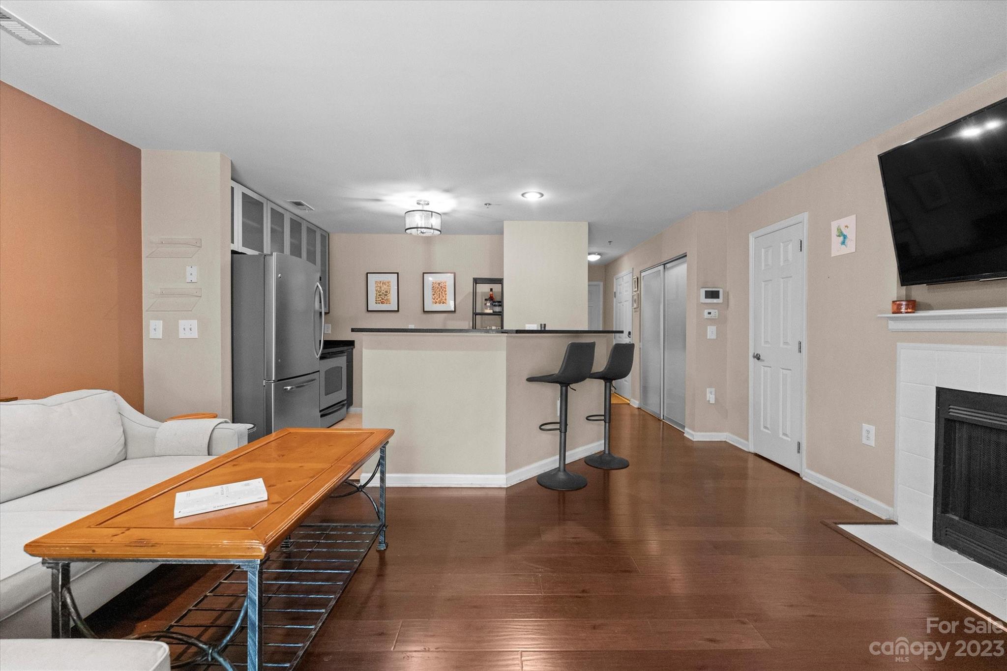 525 Graham Street Unit: 1F