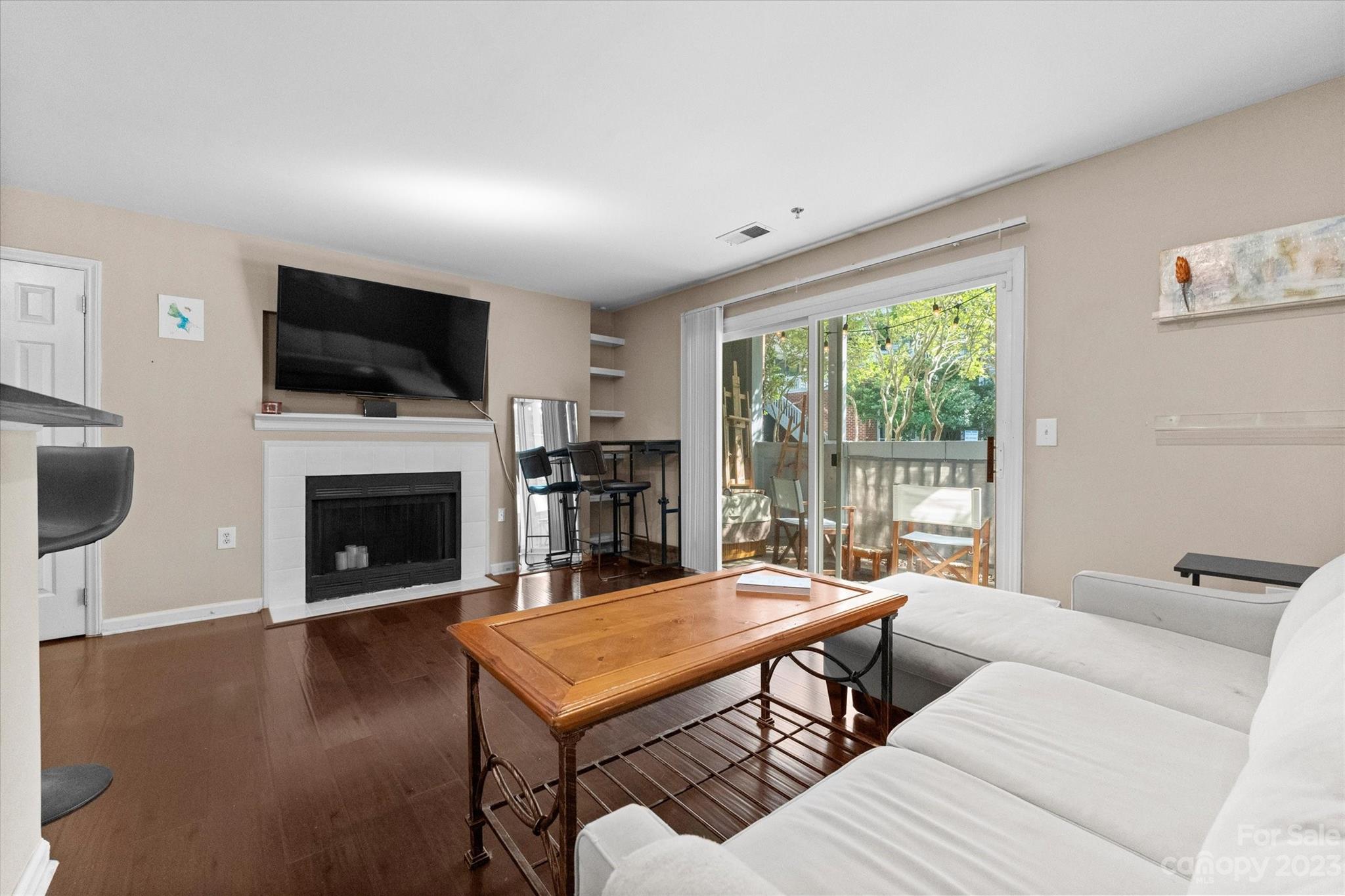 525 Graham Street Unit: 1F