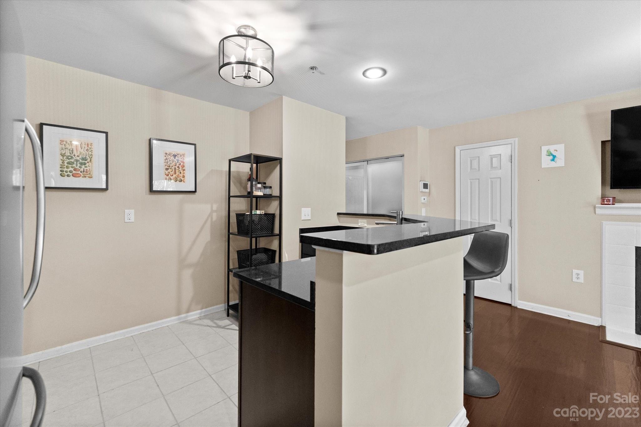 525 Graham Street Unit: 1F