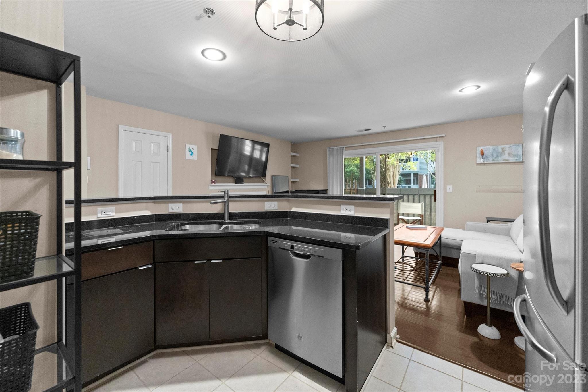 525 Graham Street Unit: 1F