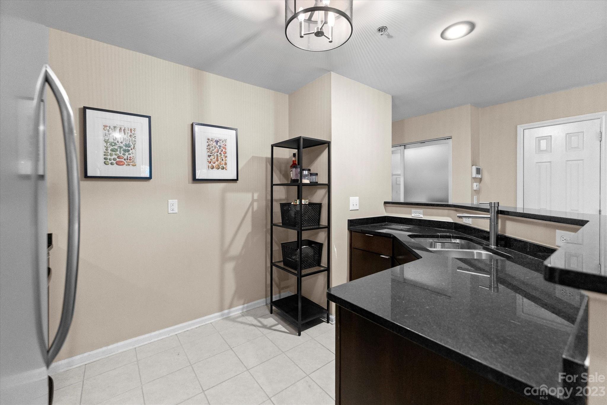 525 Graham Street Unit: 1F