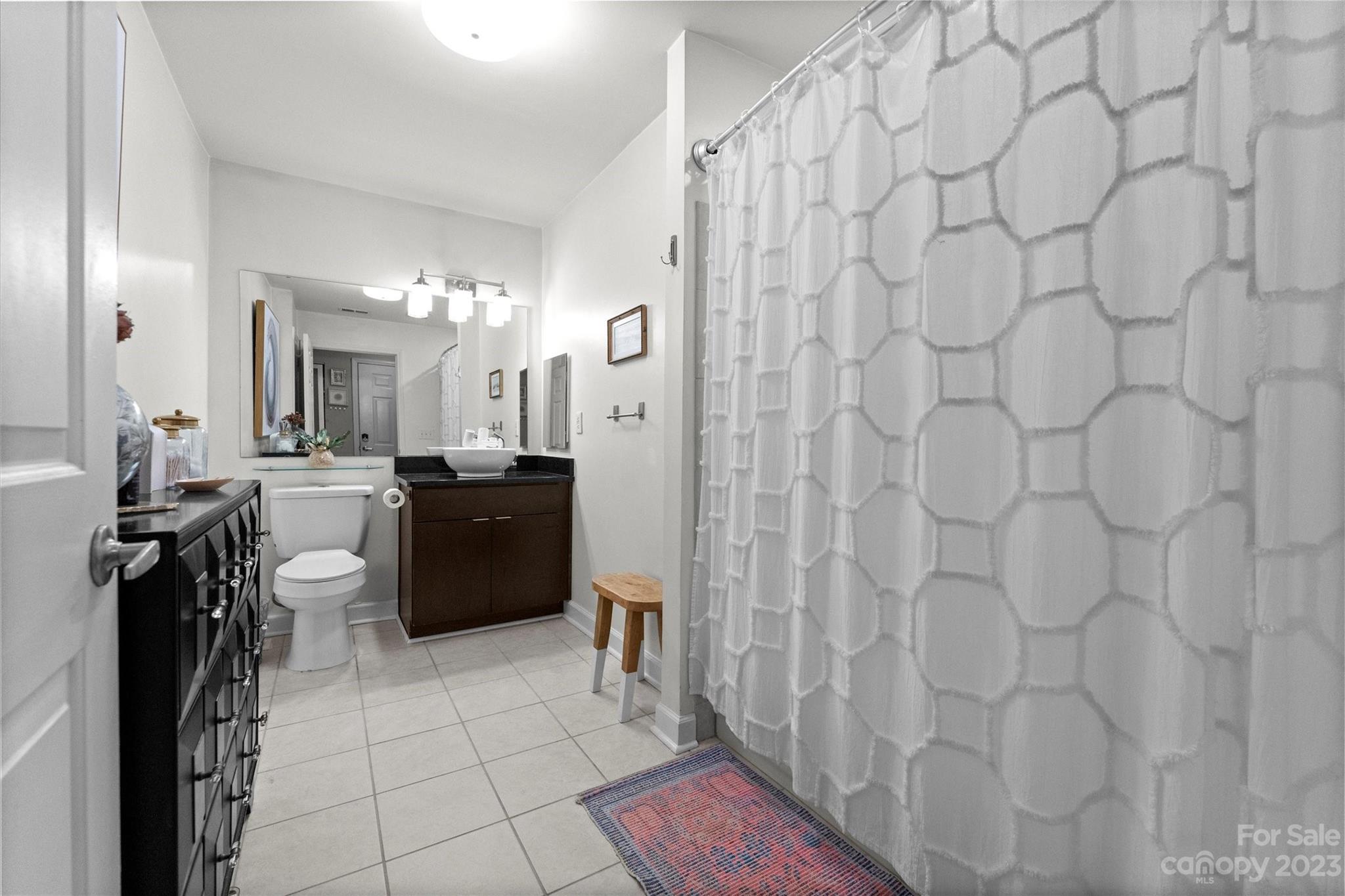 525 Graham Street Unit: 1F