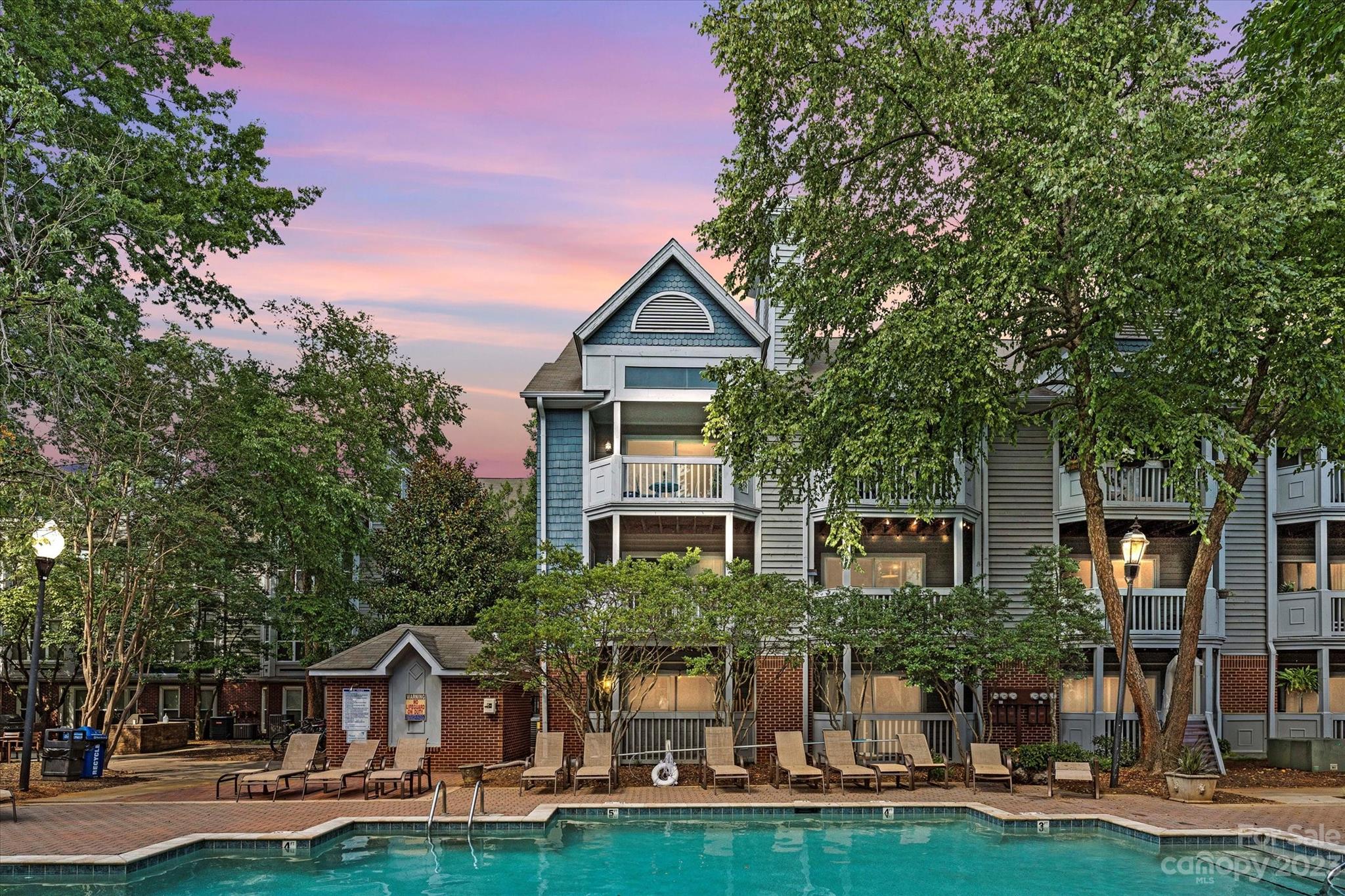 525 Graham Street Unit: 1F