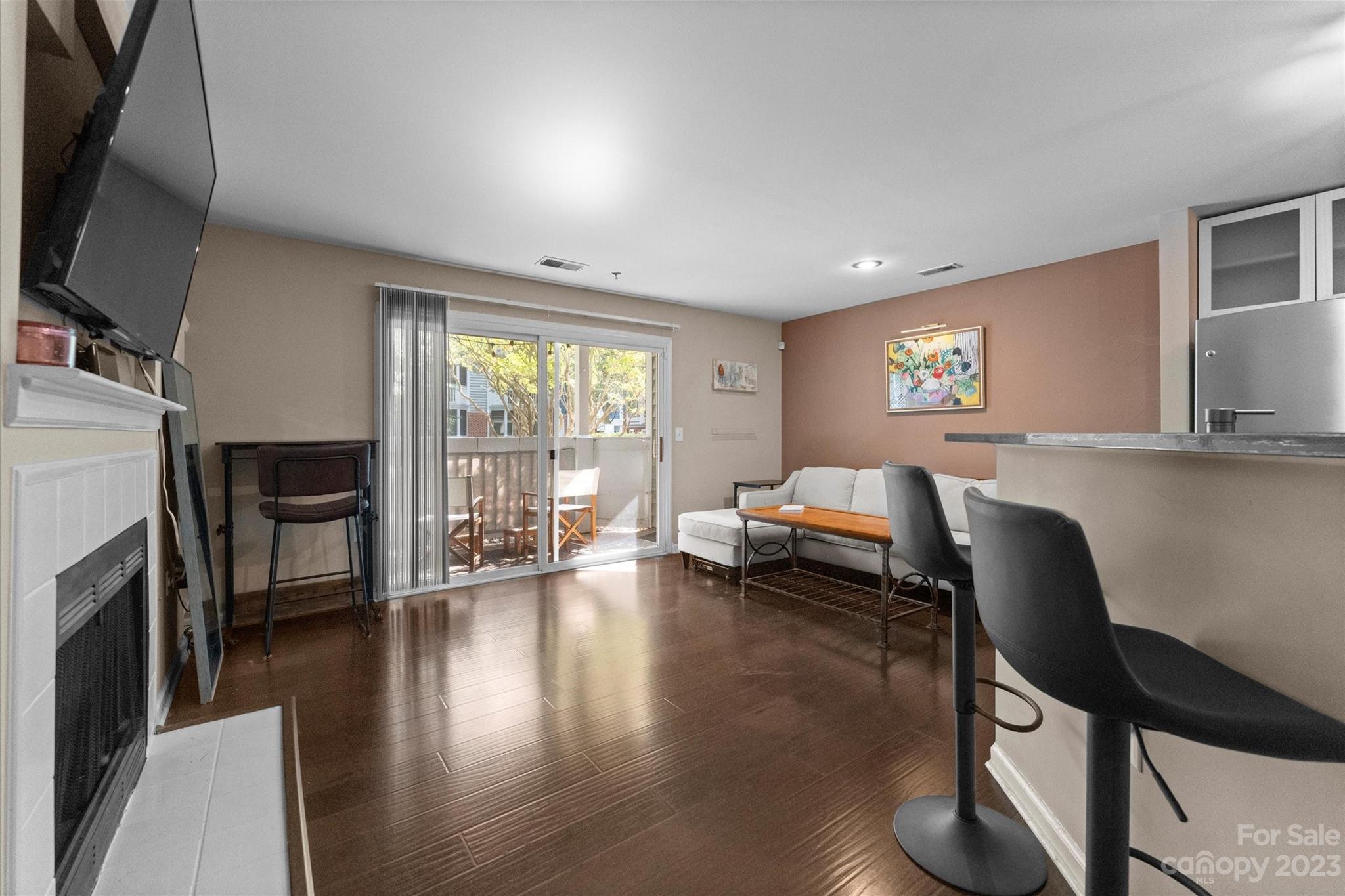 525 Graham Street Unit: 1F