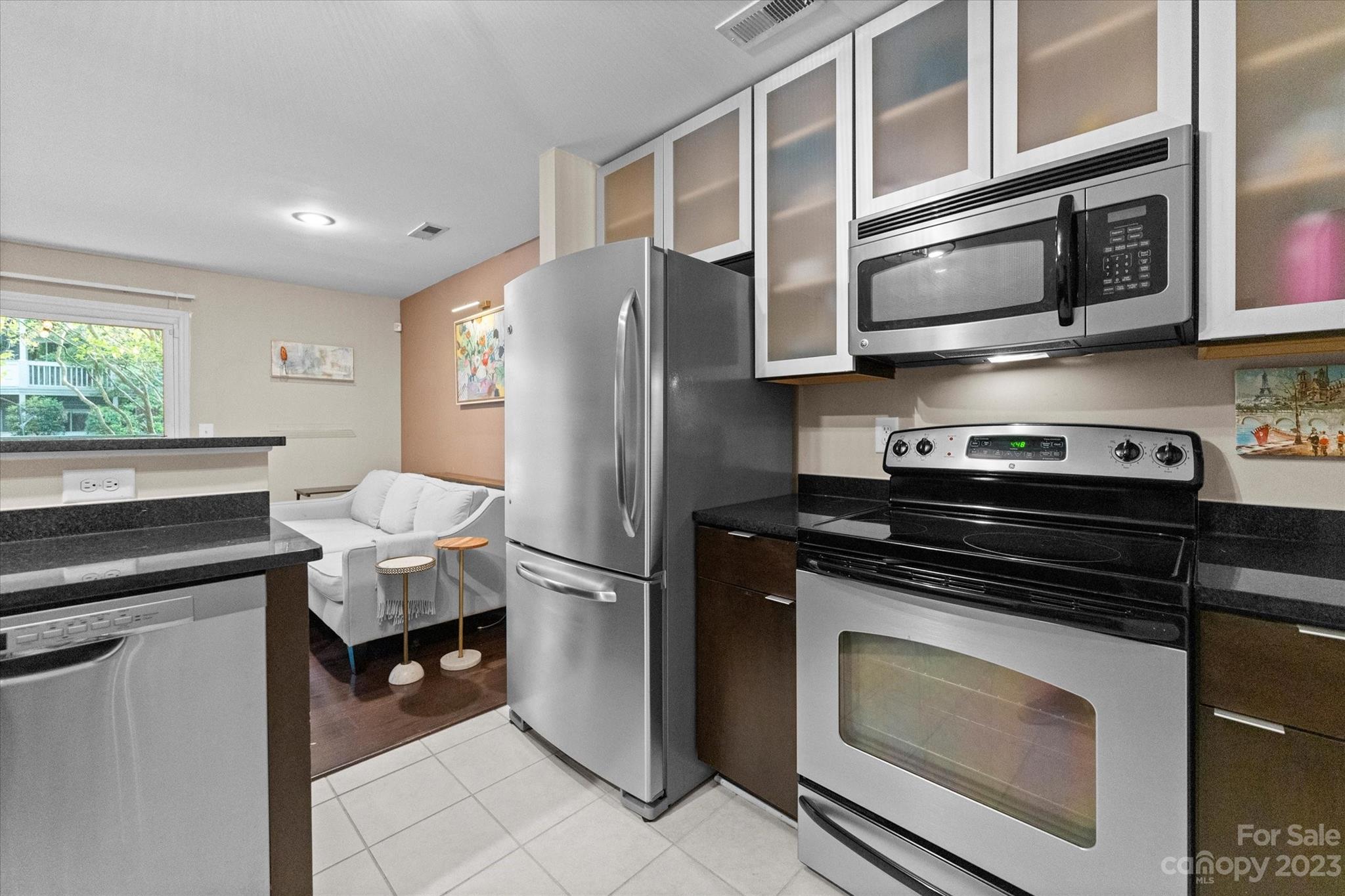 525 Graham Street Unit: 1F