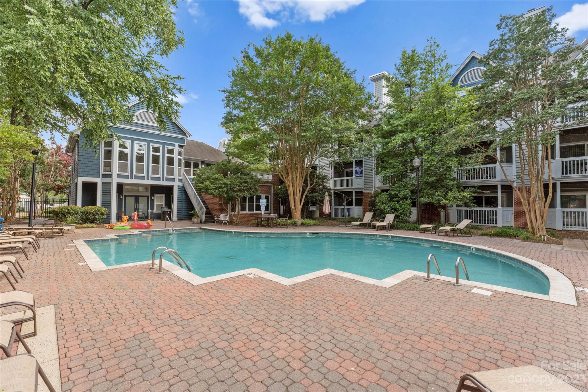 525 Graham Street Unit: 1F