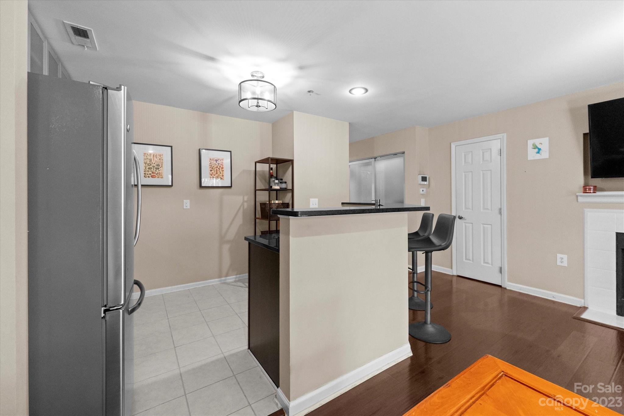 525 Graham Street Unit: 1F