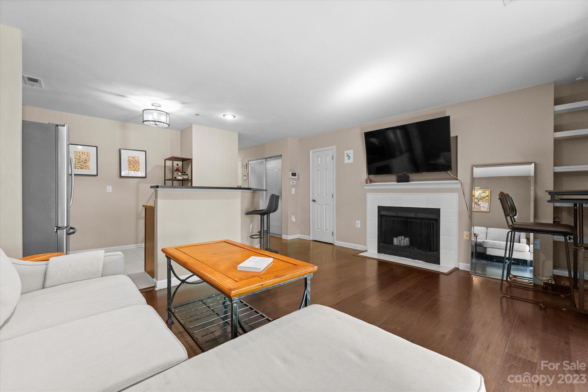 525 Graham Street Unit: 1F