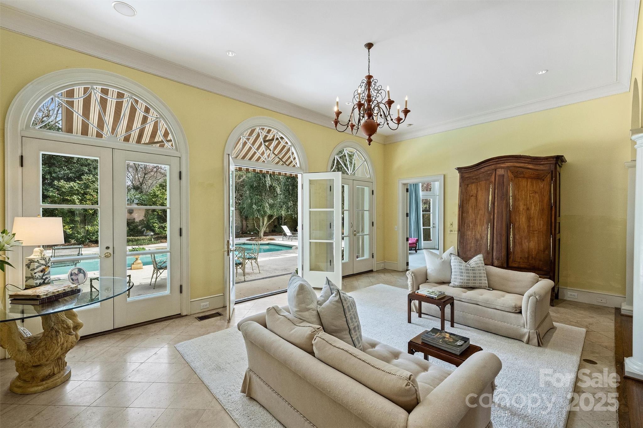 318 S Canterbury Road
