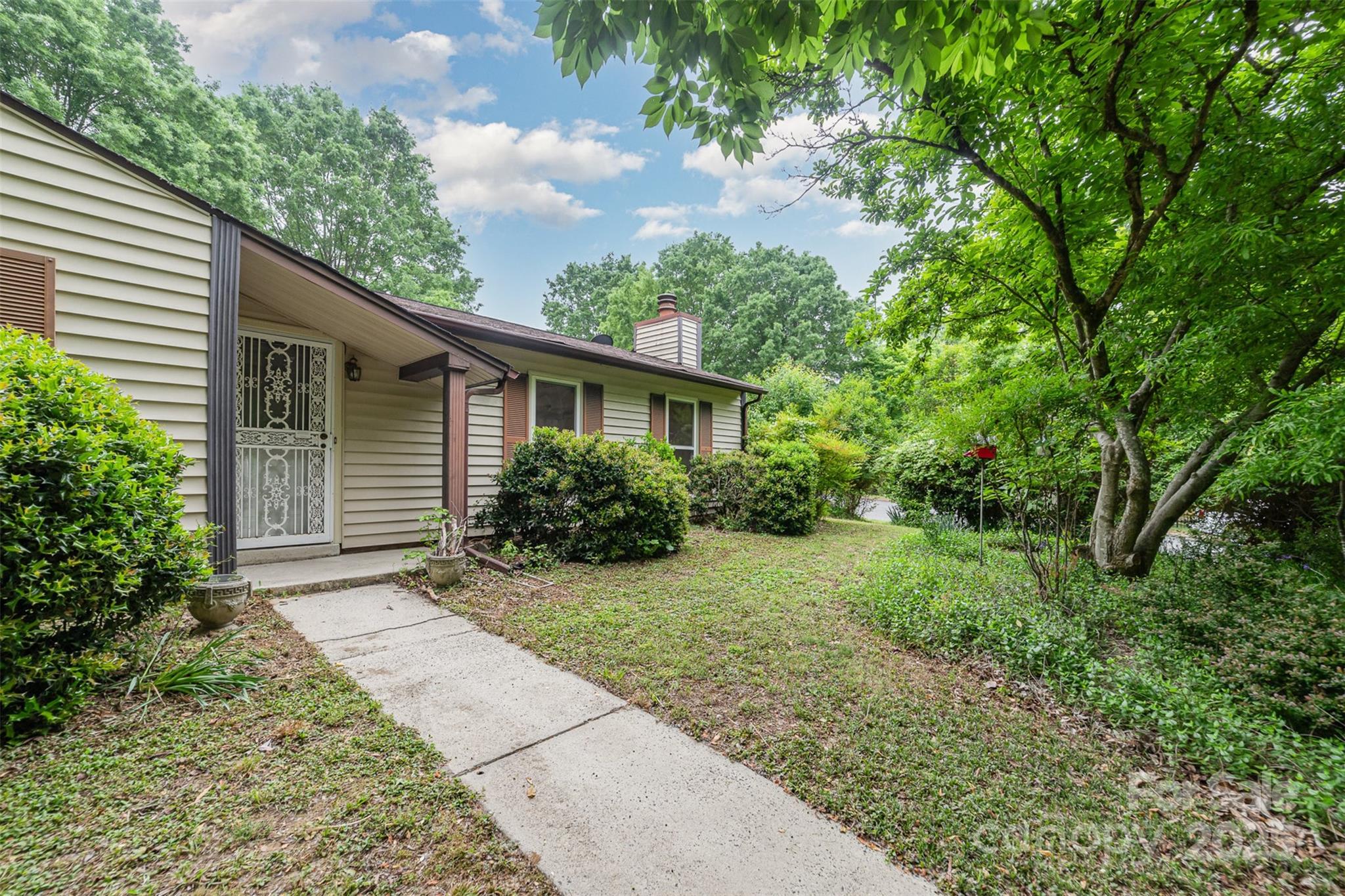 6443 Round Hill Road