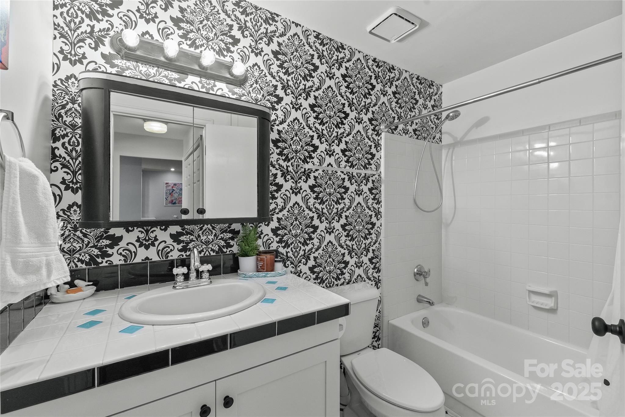 300 E Park Avenue Unit: 16