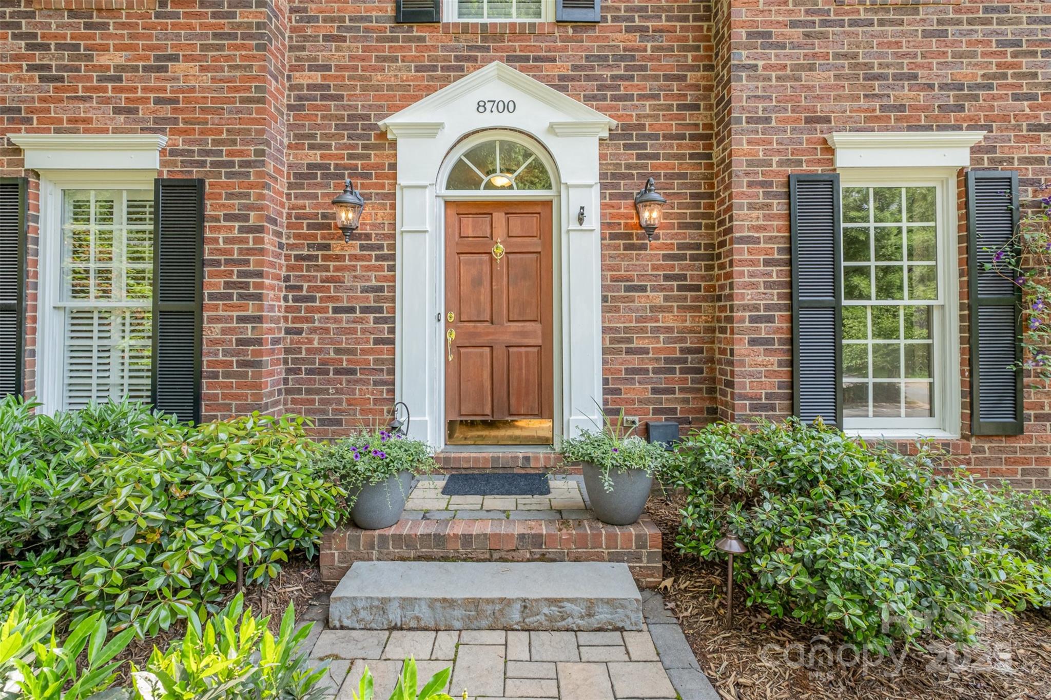 8700 Thornbury Lane