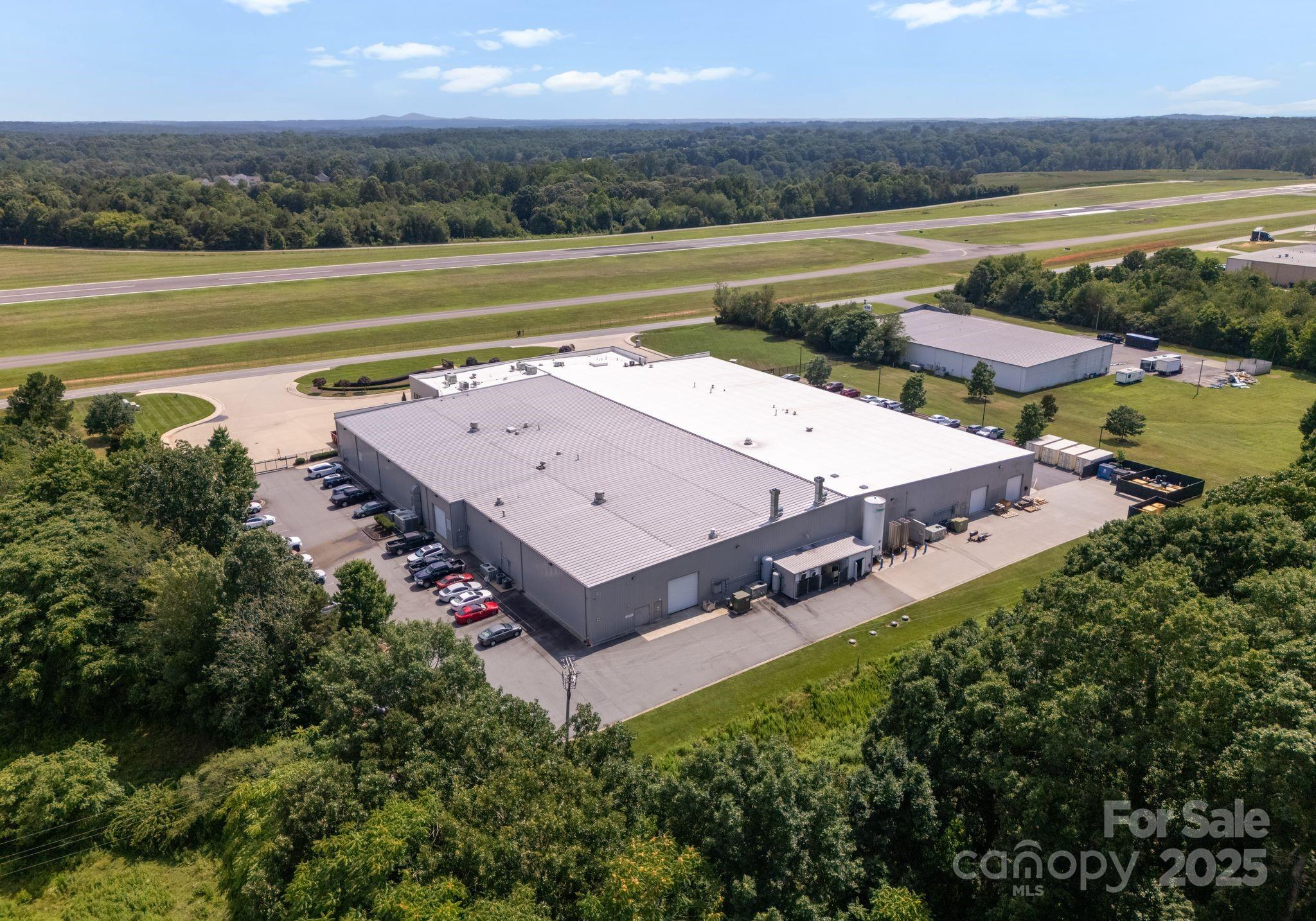 258-260 W Aviation Drive