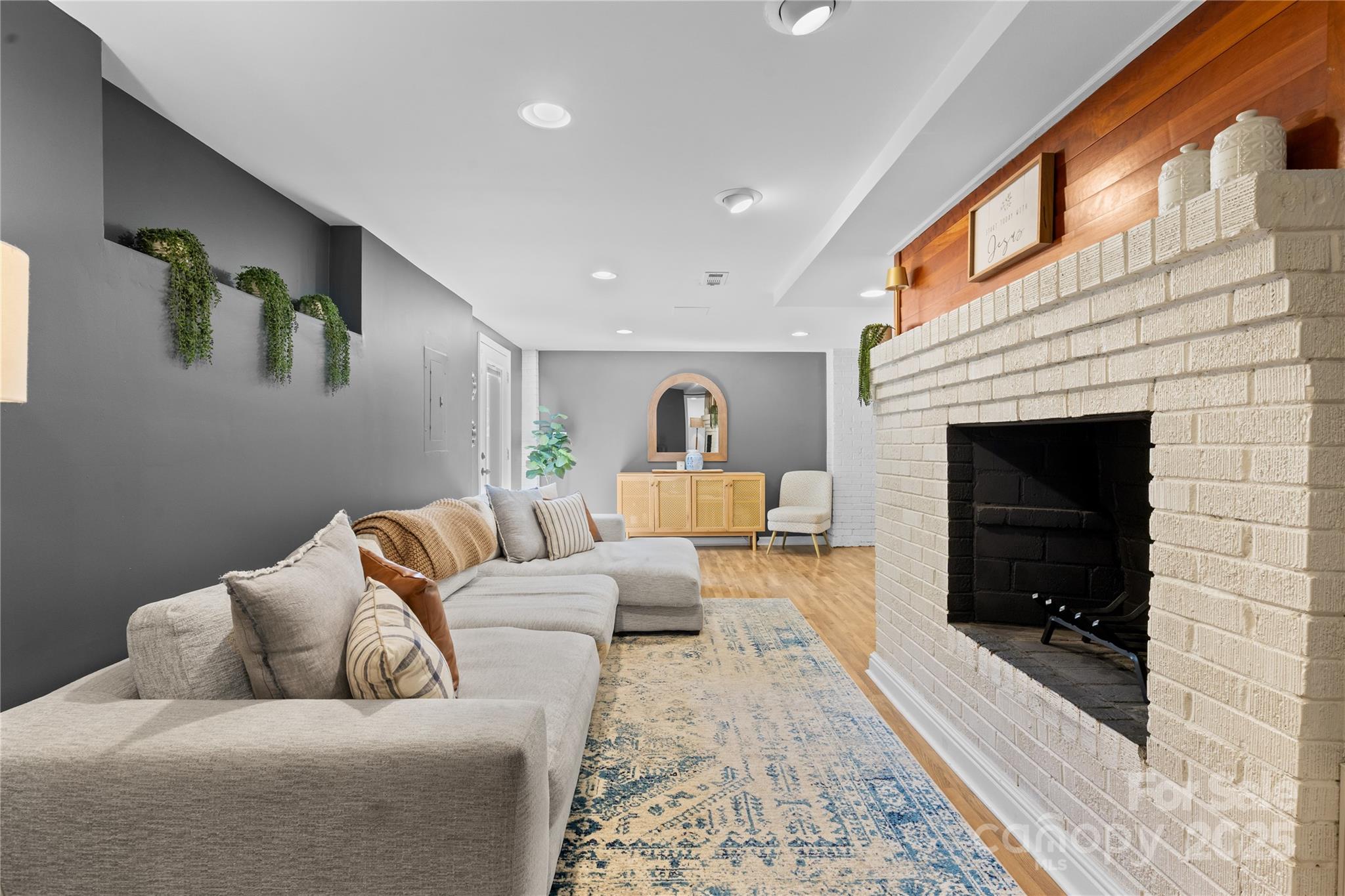 5128 Valley Stream Road