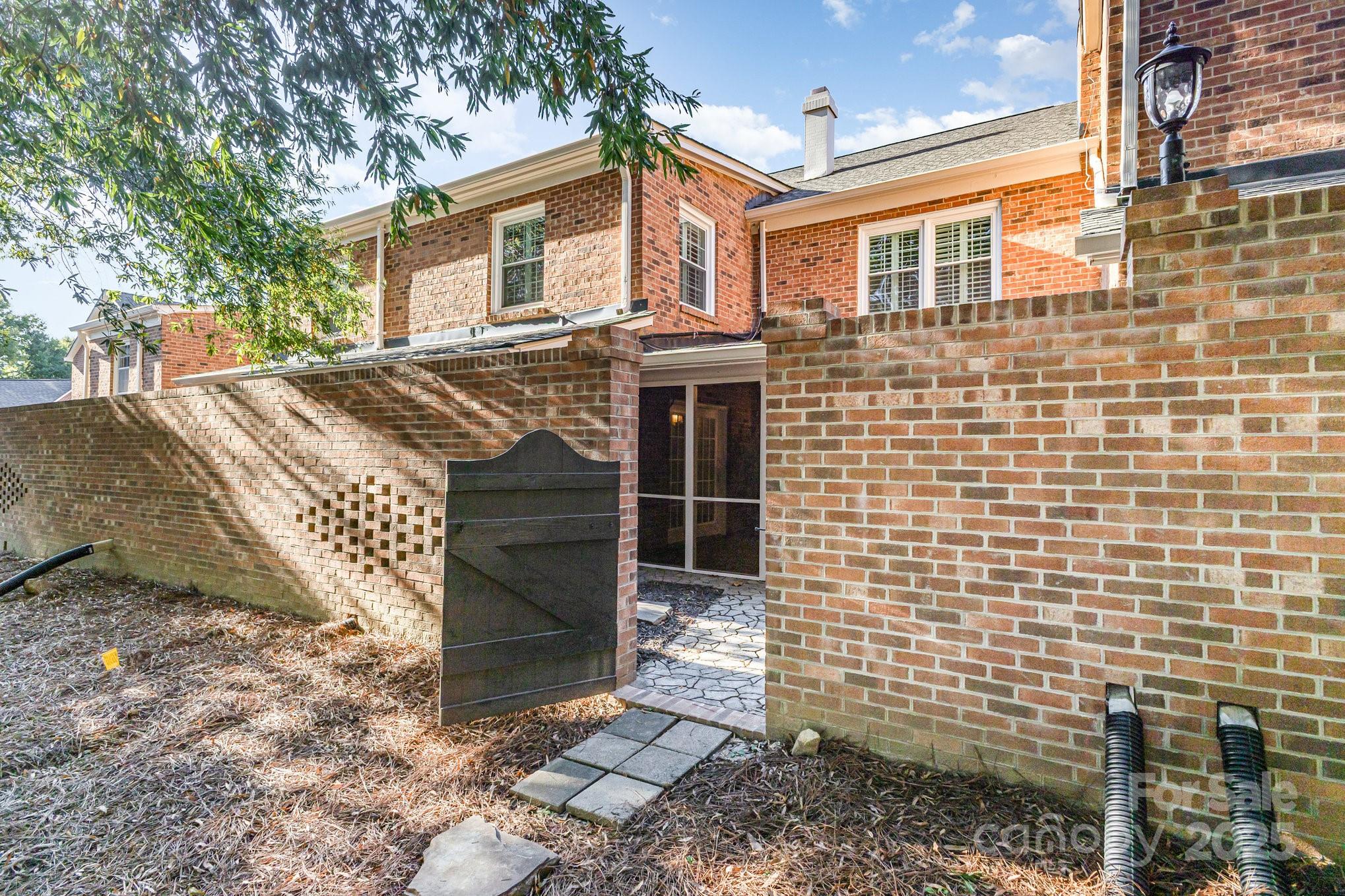 6752 Constitution Lane