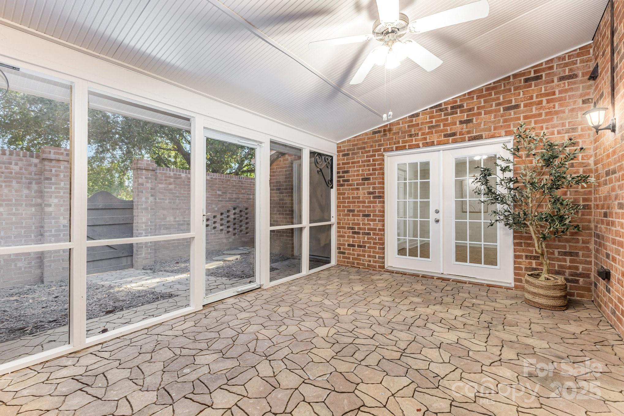 6752 Constitution Lane