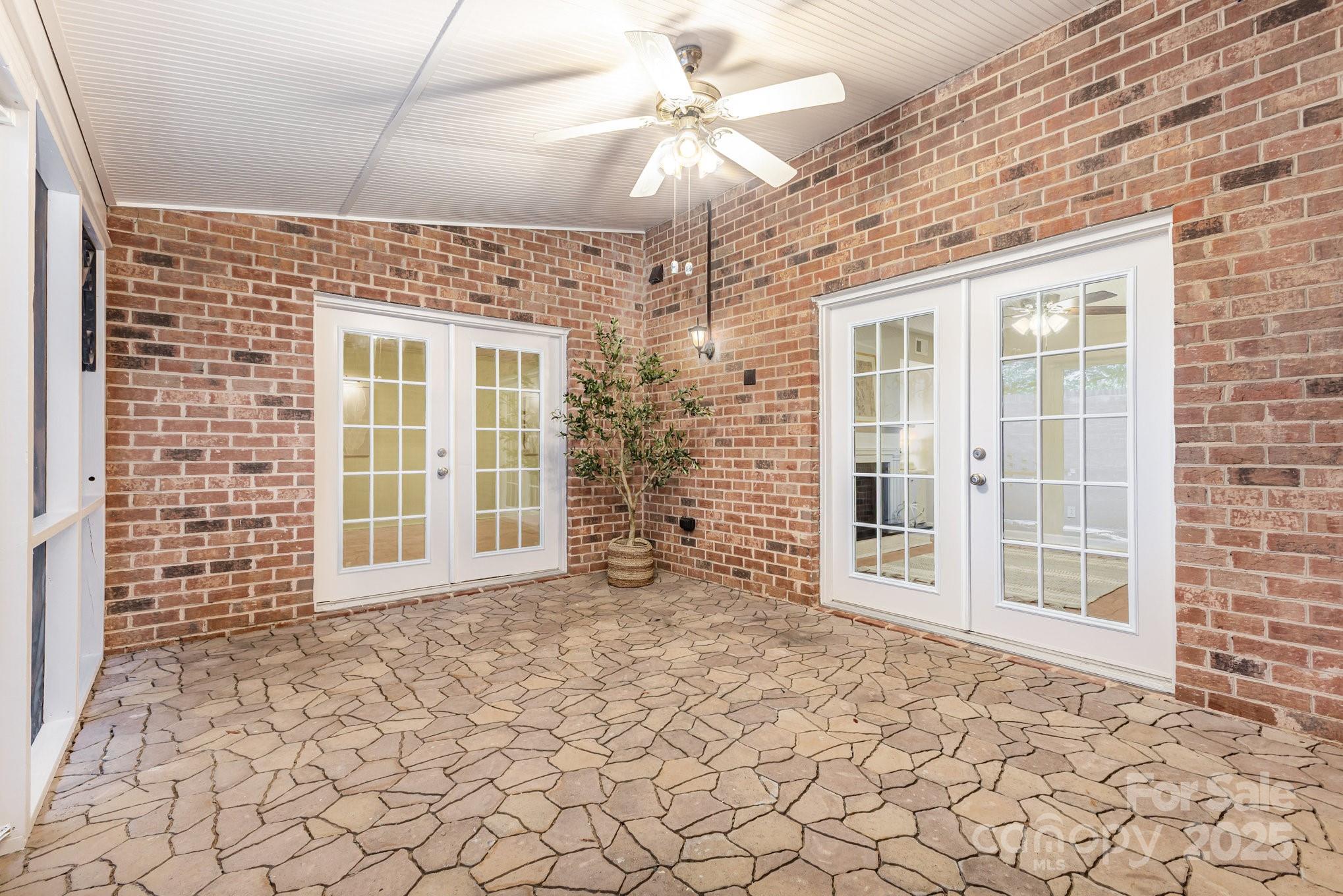 6752 Constitution Lane