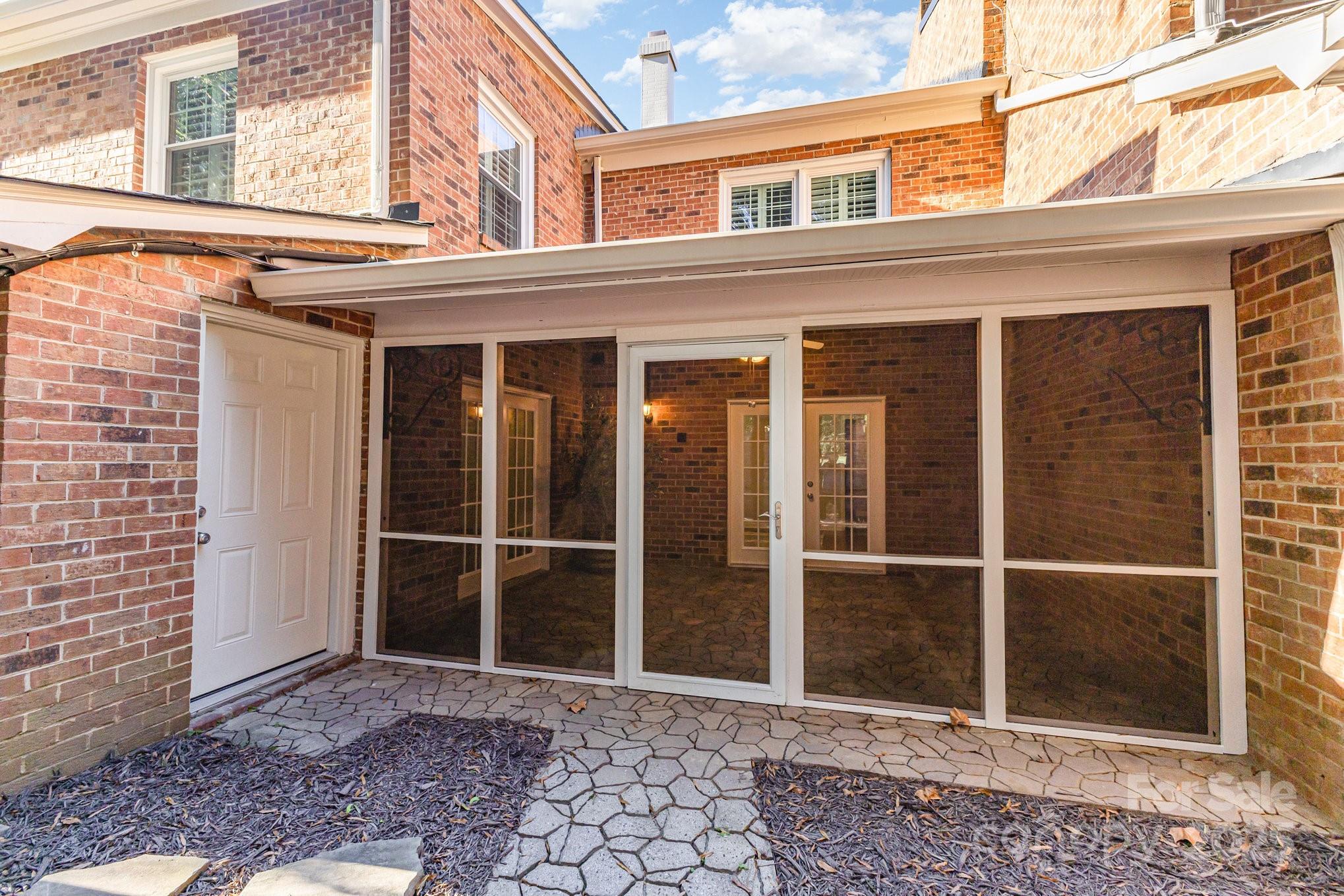 6752 Constitution Lane