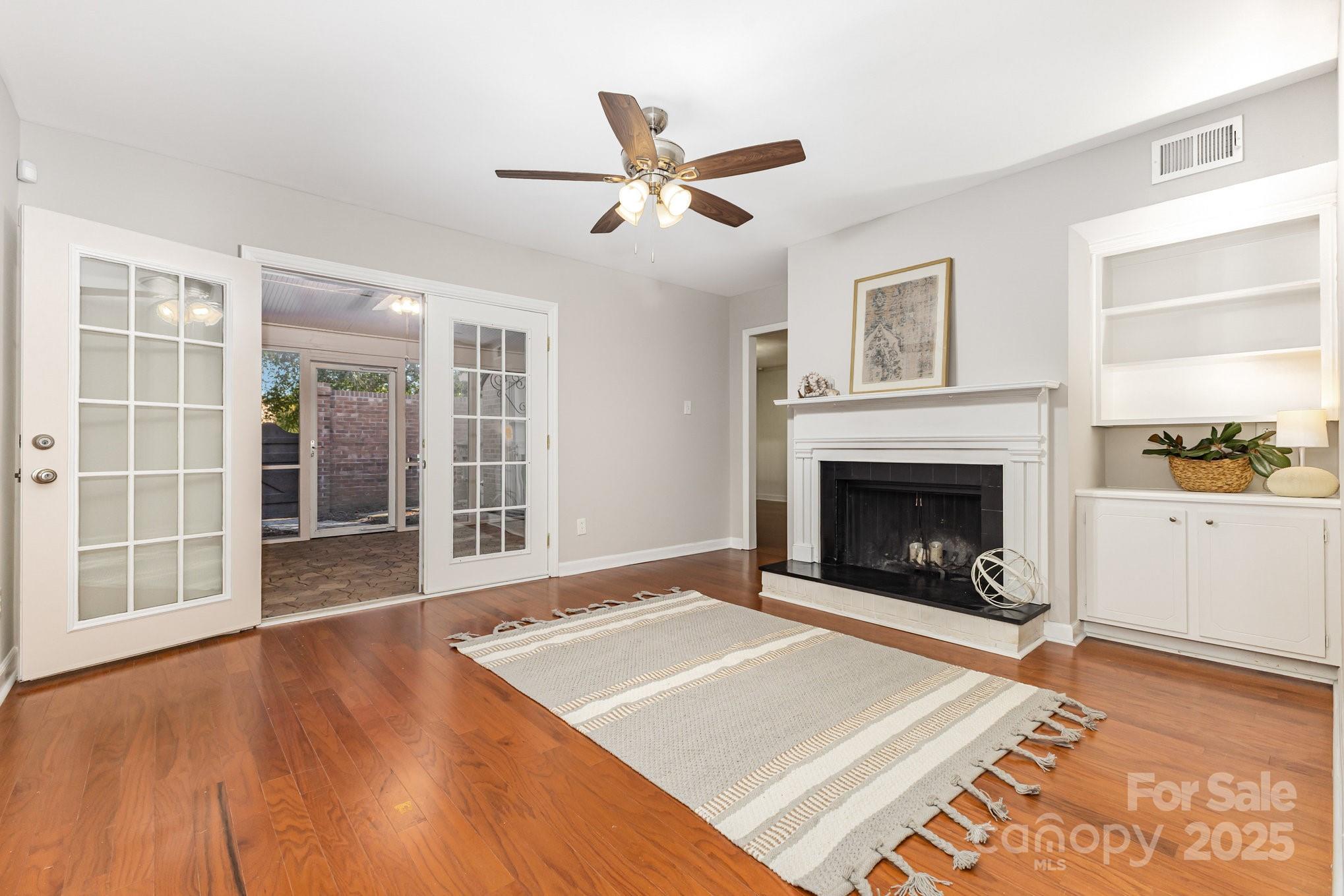 6752 Constitution Lane