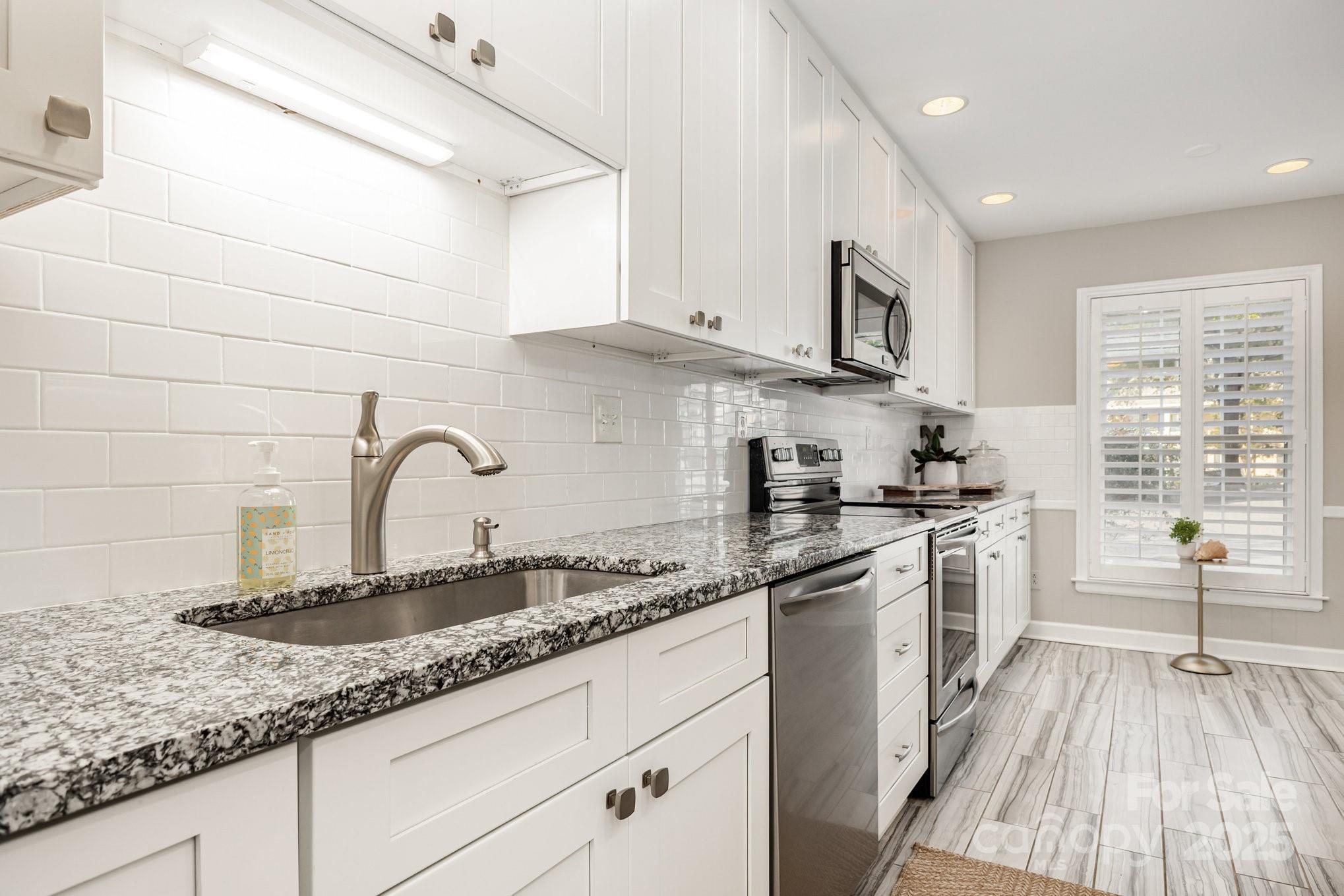 6752 Constitution Lane