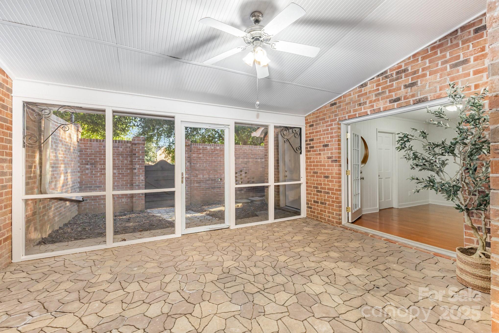 6752 Constitution Lane