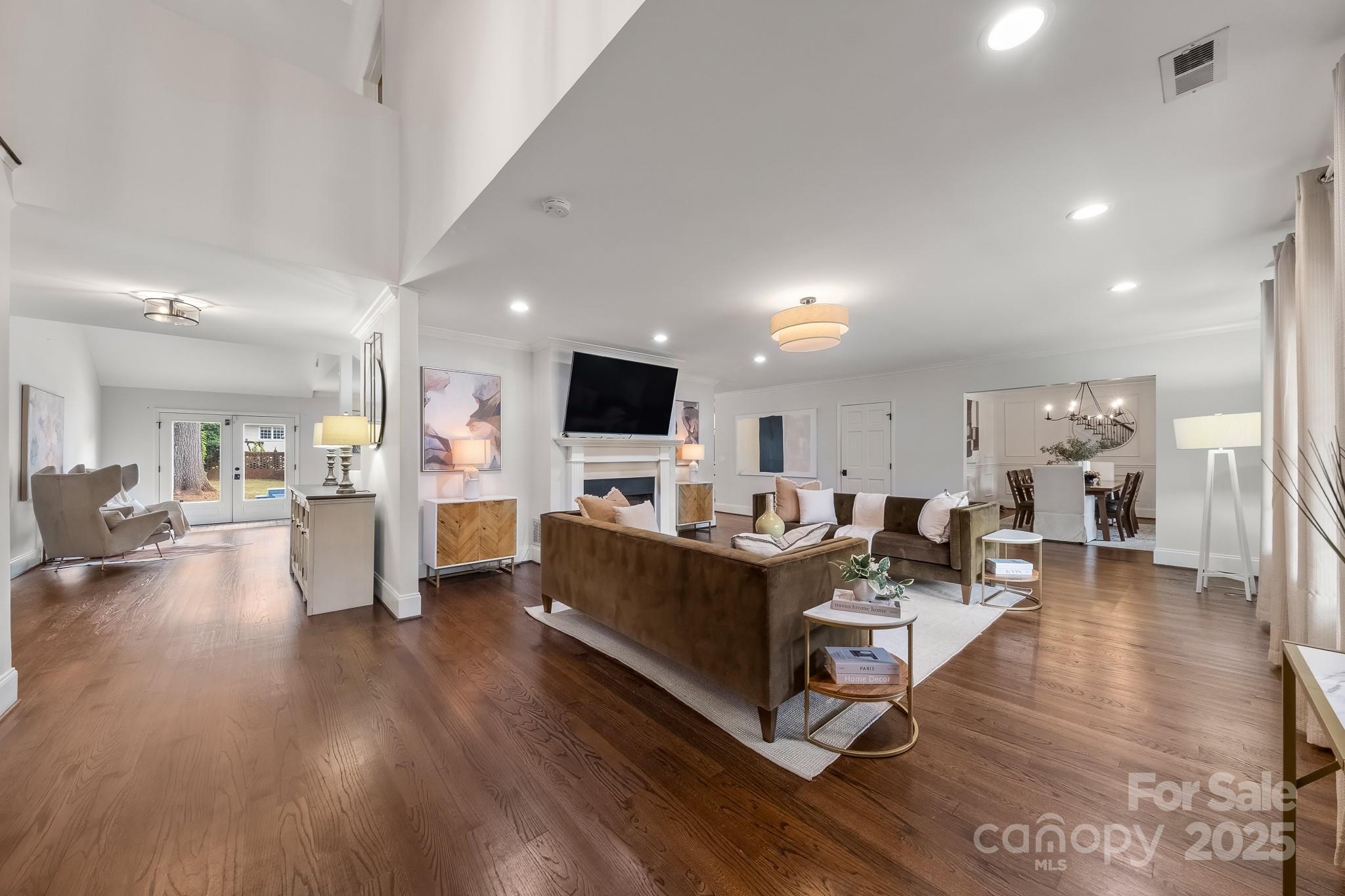 1121 S Wendover Road