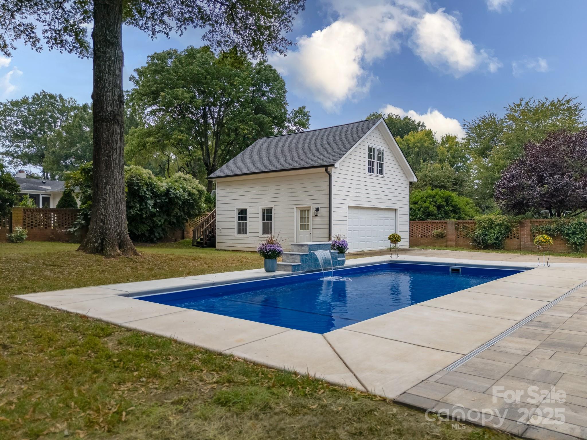 1121 S Wendover Road