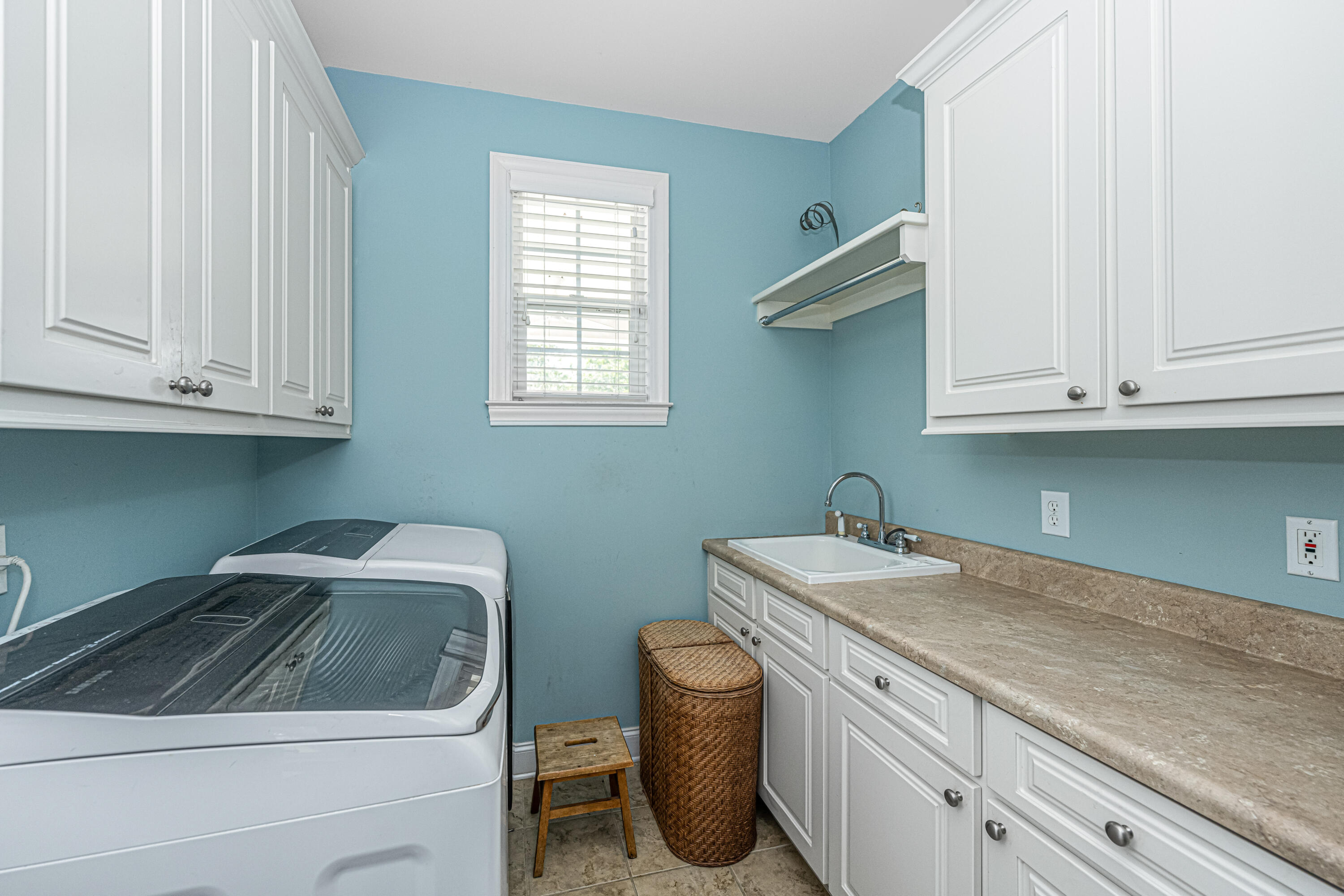 5489 Clearview Drive