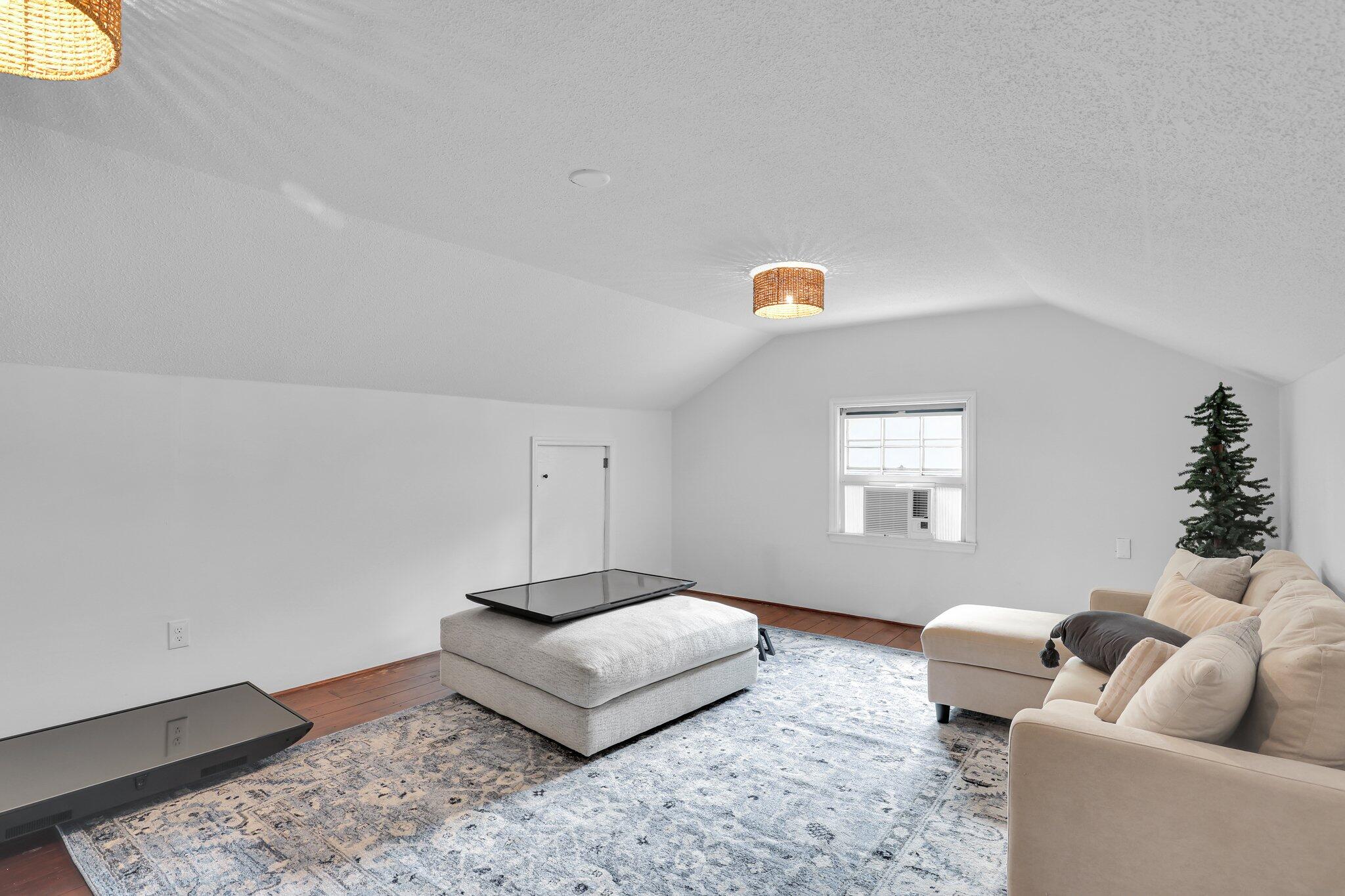 5932 Commonwealth Circle