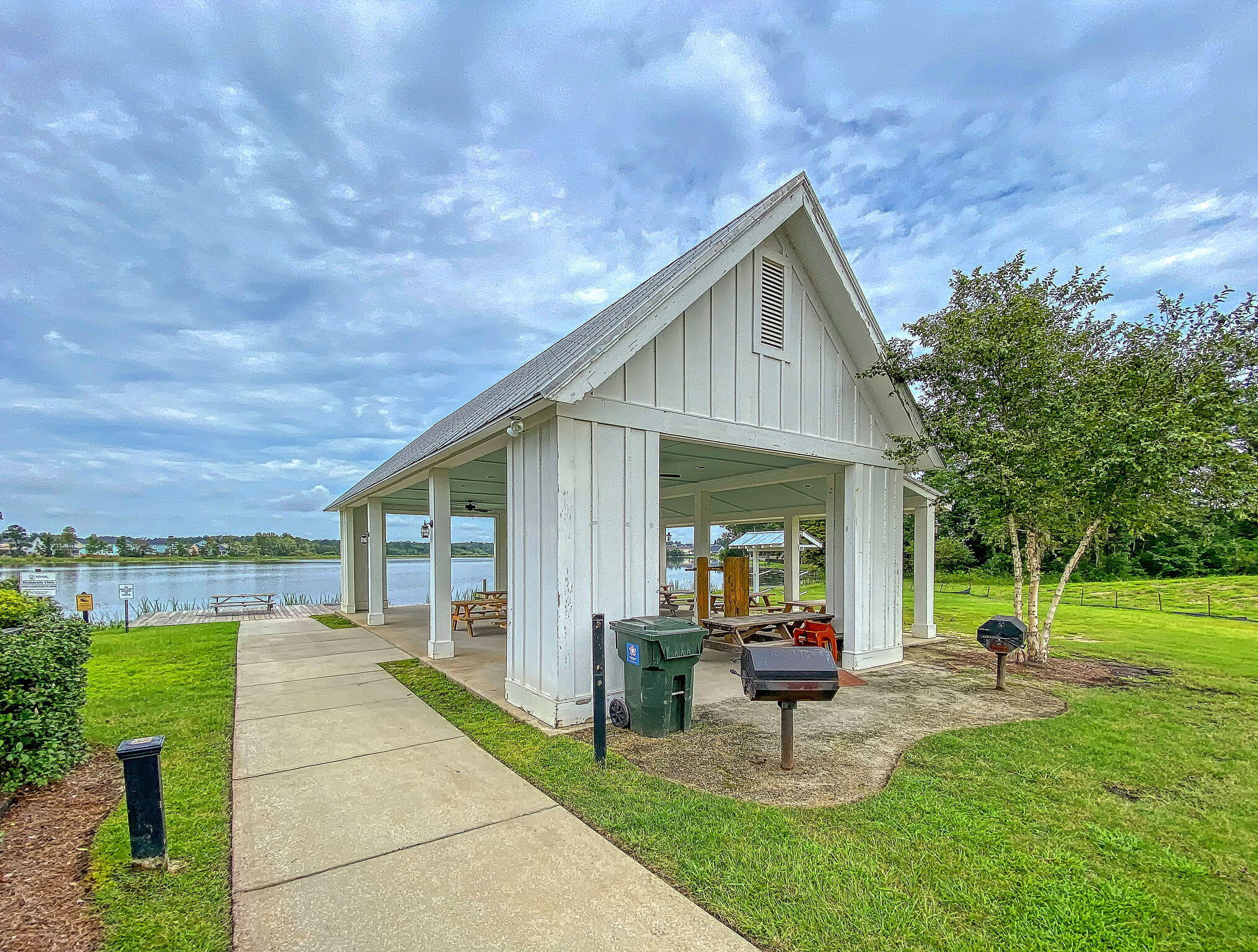 302 Freeland Way
